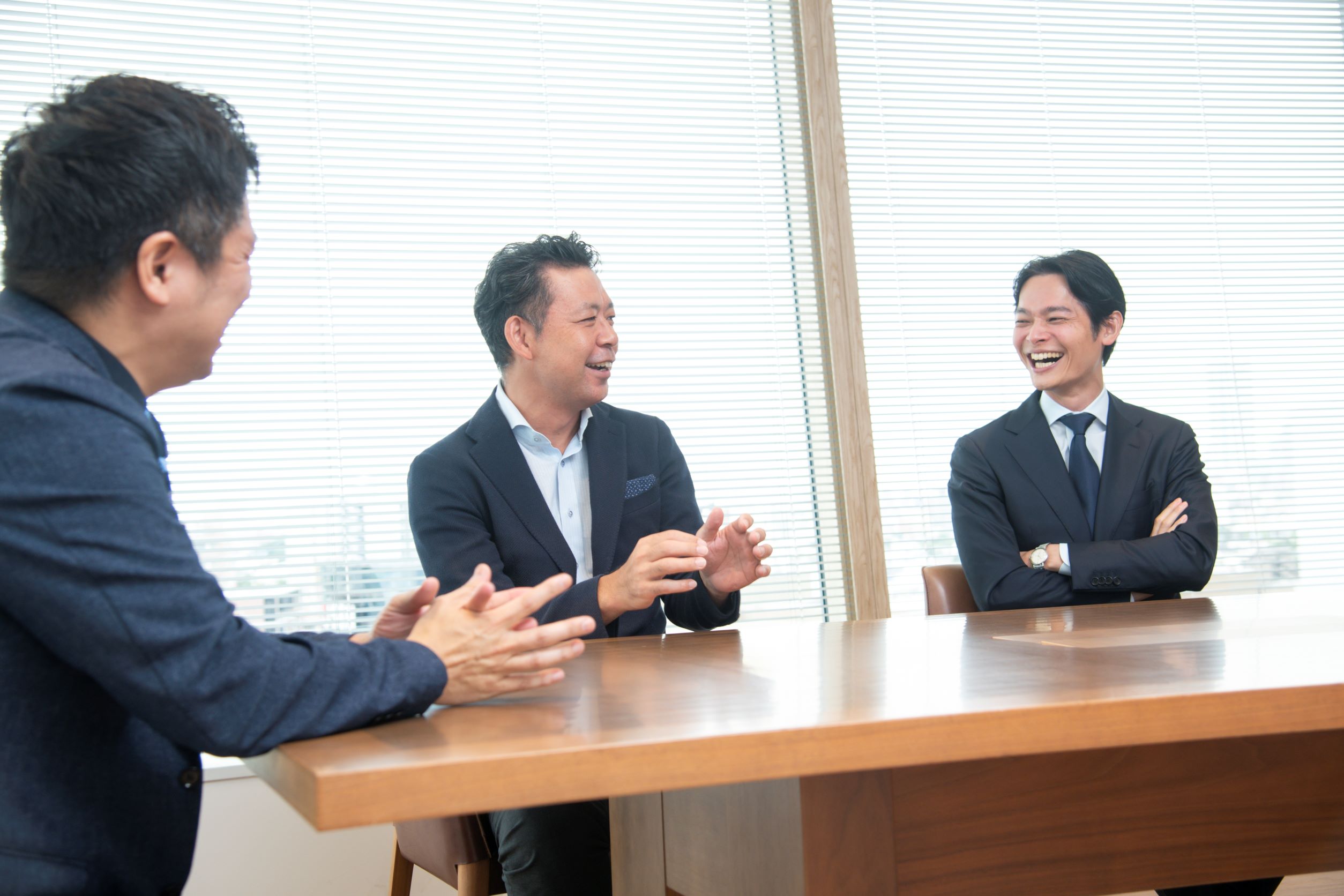 鎌浦氏を囲んで、フライウィールの代表取締役CEO横山（右）、ビジネスディベロップメント担当の大柳（左）
